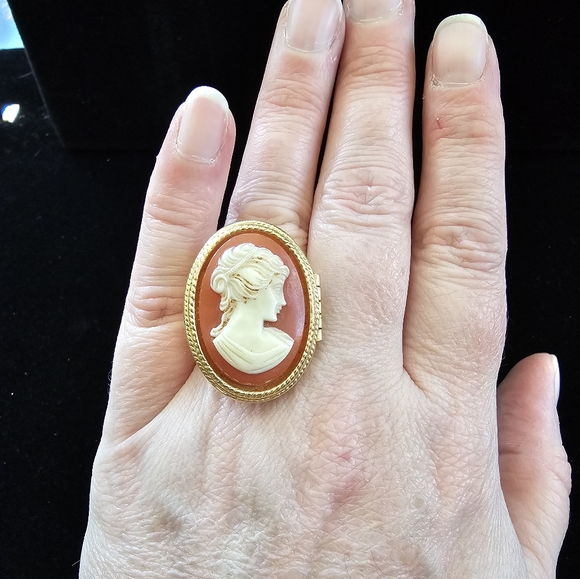 Vintage Avon Cameo Ring - Picture 1 of 3